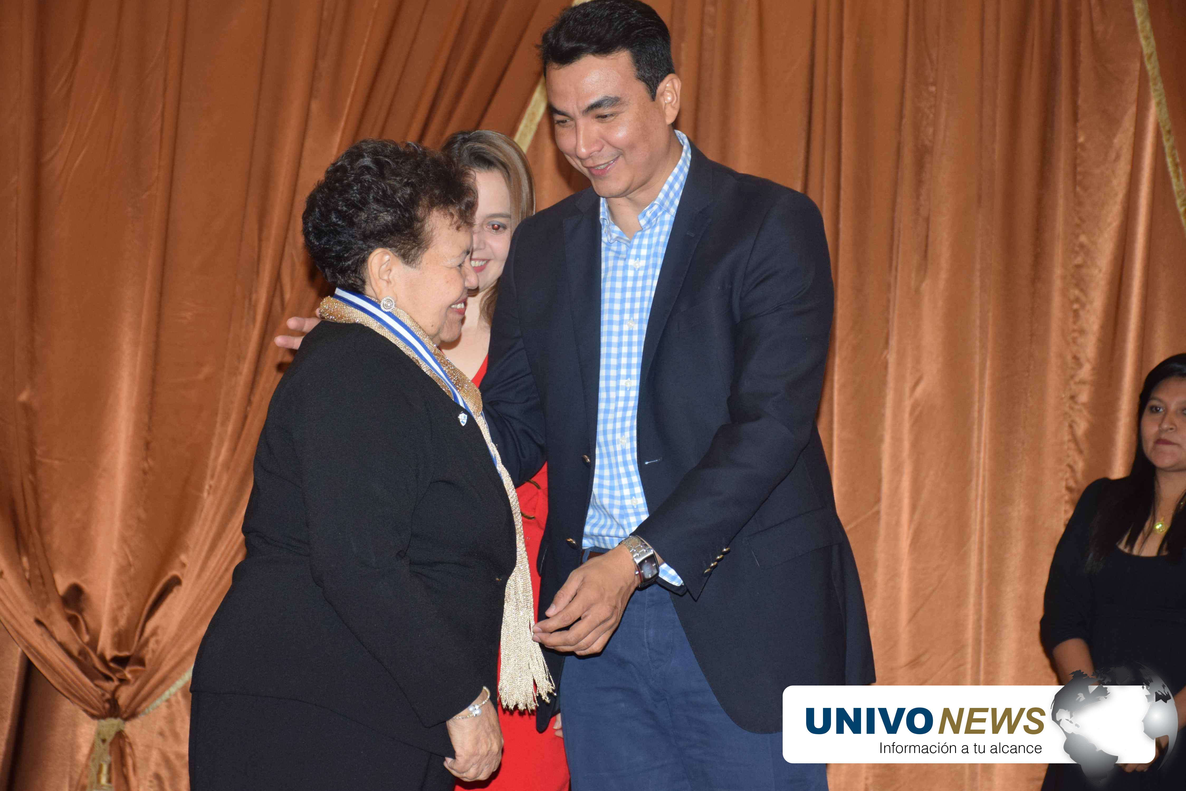 Photo of Medalla Francisco Gavidia a maestra de UNIVO
