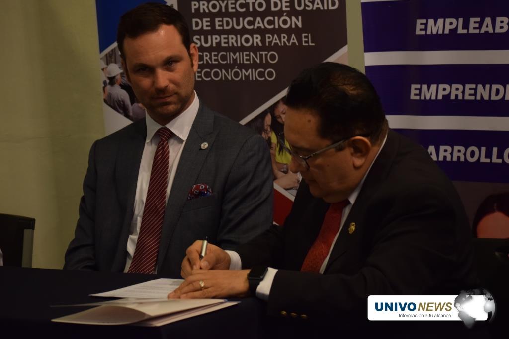 Photo of UNIVO firma convenio para el COC