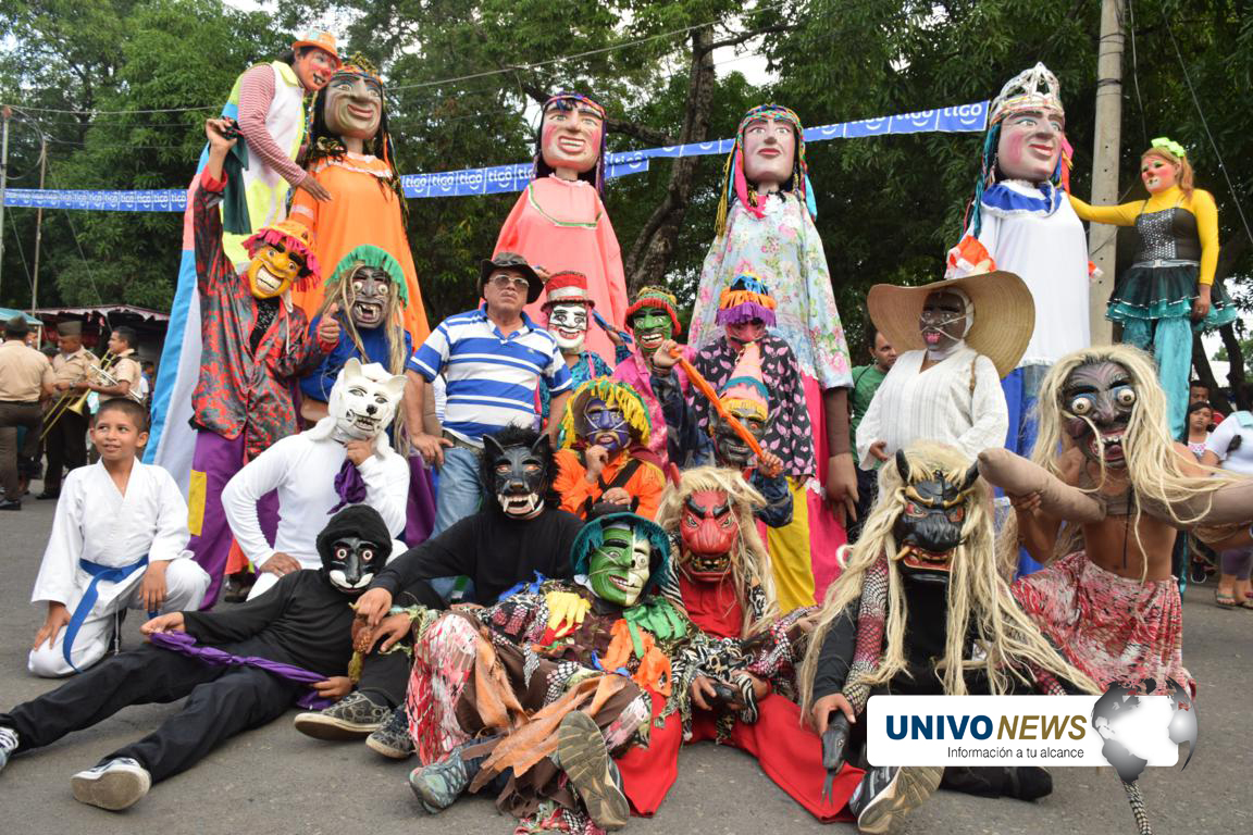 Photo of «Viejos toñecos» animaron desfile de correos