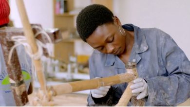 Photo of Bernice ayuda a los estudiantes de Ghana y al medioambiente fabricando bicicletas ecológicas de bambú