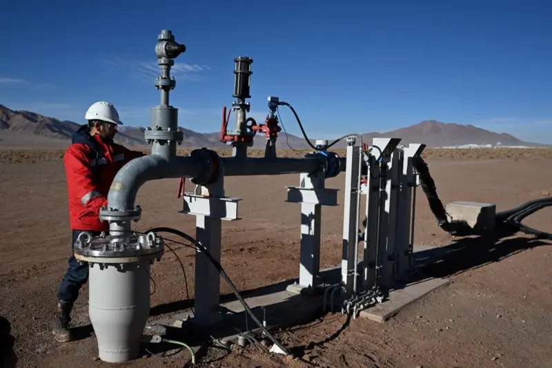 Caída del precio del litio y su impacto en América Latina - UNIVONews