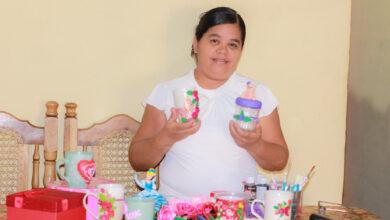 Photo of Carmen Gómez: Un ejemplo de dedicación y creatividad en el arte de las tazas personalizadas
