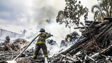 Photo of Bomberos controlan incendios en recicladoras de La Libertad