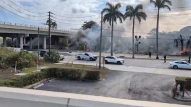 Photo of Avioneta Cessna se estrella e incendia en una calle de Boca Ratón, Florida