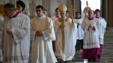 Photo of En su primera misa, el papa León XIV cita a Francisco y llama a dar testimonio de una ‘fe gozosa’