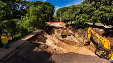 Photo of Autoridades trabajan en retiro de estructura dañada en puente de Villa Lourdes, Colón
