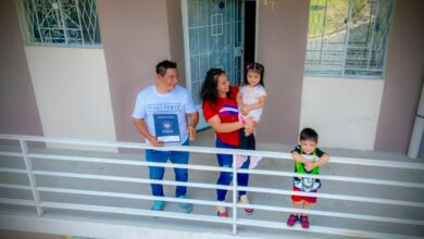 Photo of Entregan escrituras de propiedad a 40 familias de San Martín