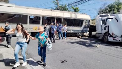 Photo of Choque entre tráiler y tren en Tibás deja al menos 12 heridos