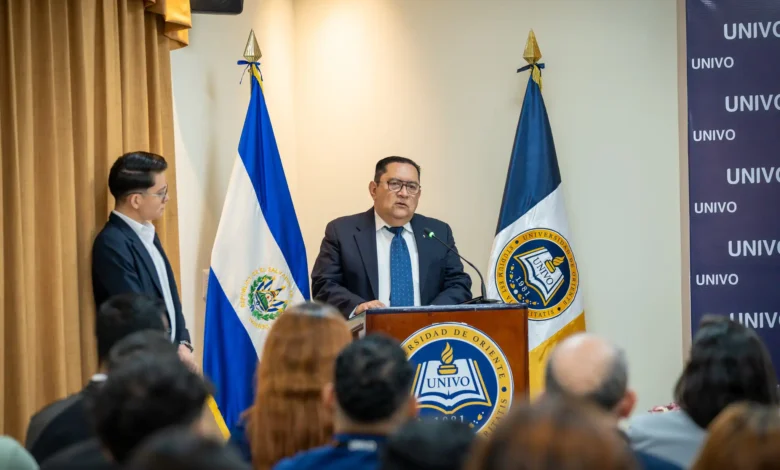 Dr. Pedro Arieta Vega, rector de la Universidad de Oriente (UNIVO), durante una intervención institucional.